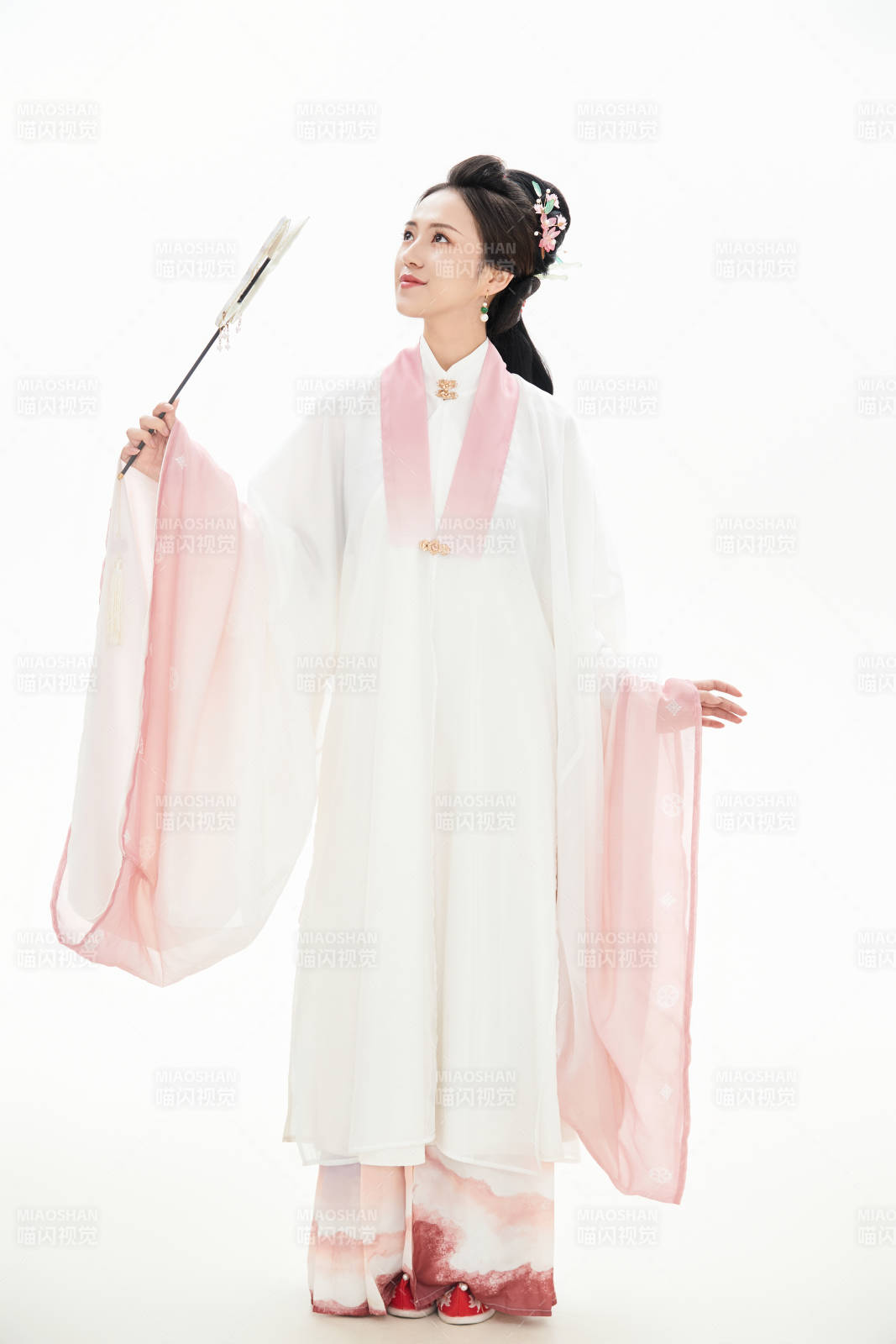 白色背景下穿著魏晉制漢服的少女
