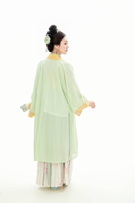 白色背景下穿着南北宋朝汉服的少女