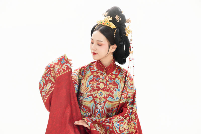 白色背景下穿着中国明朝明制汉服服饰的少女