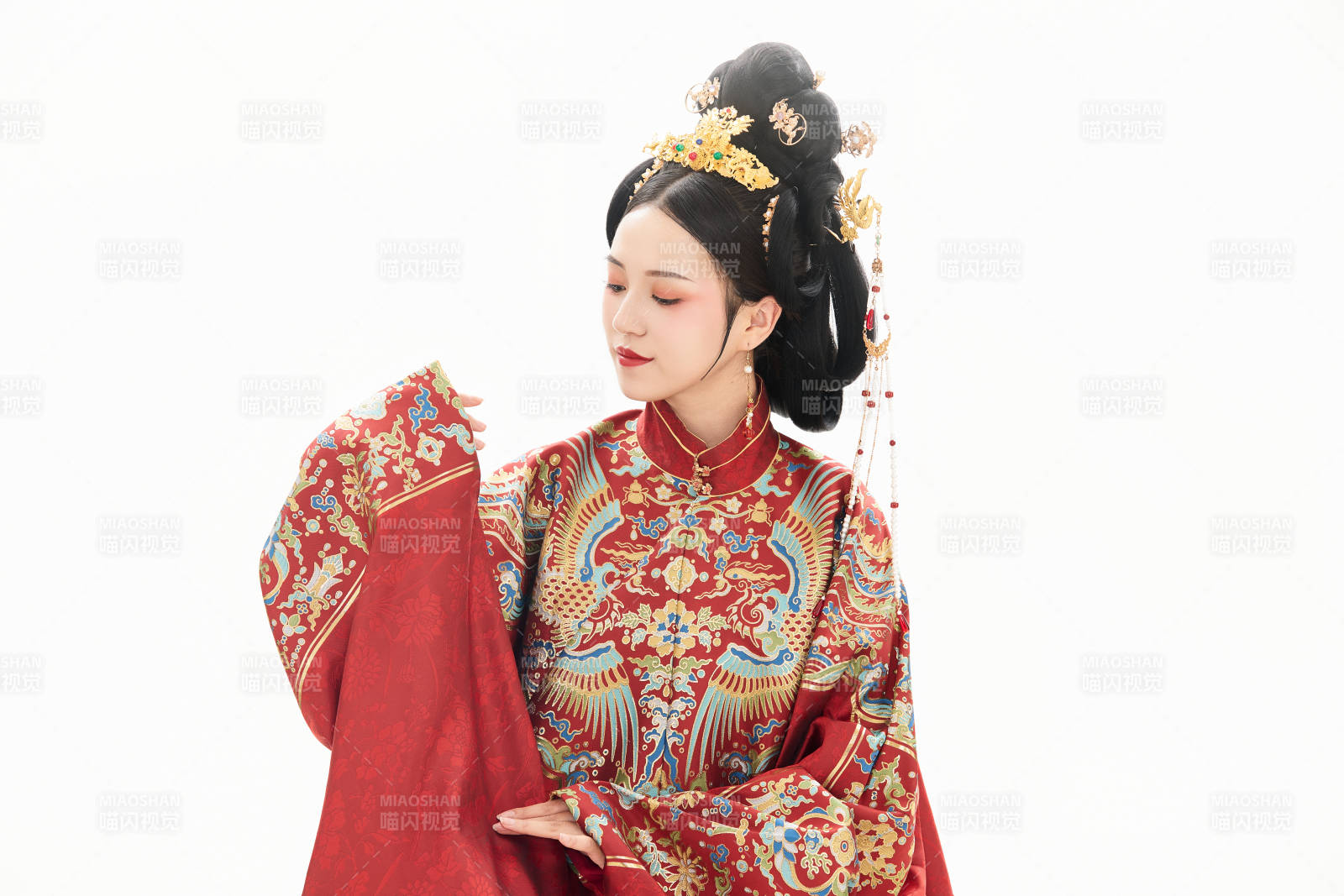 白色背景下穿着中国明朝明制汉服服饰的少女