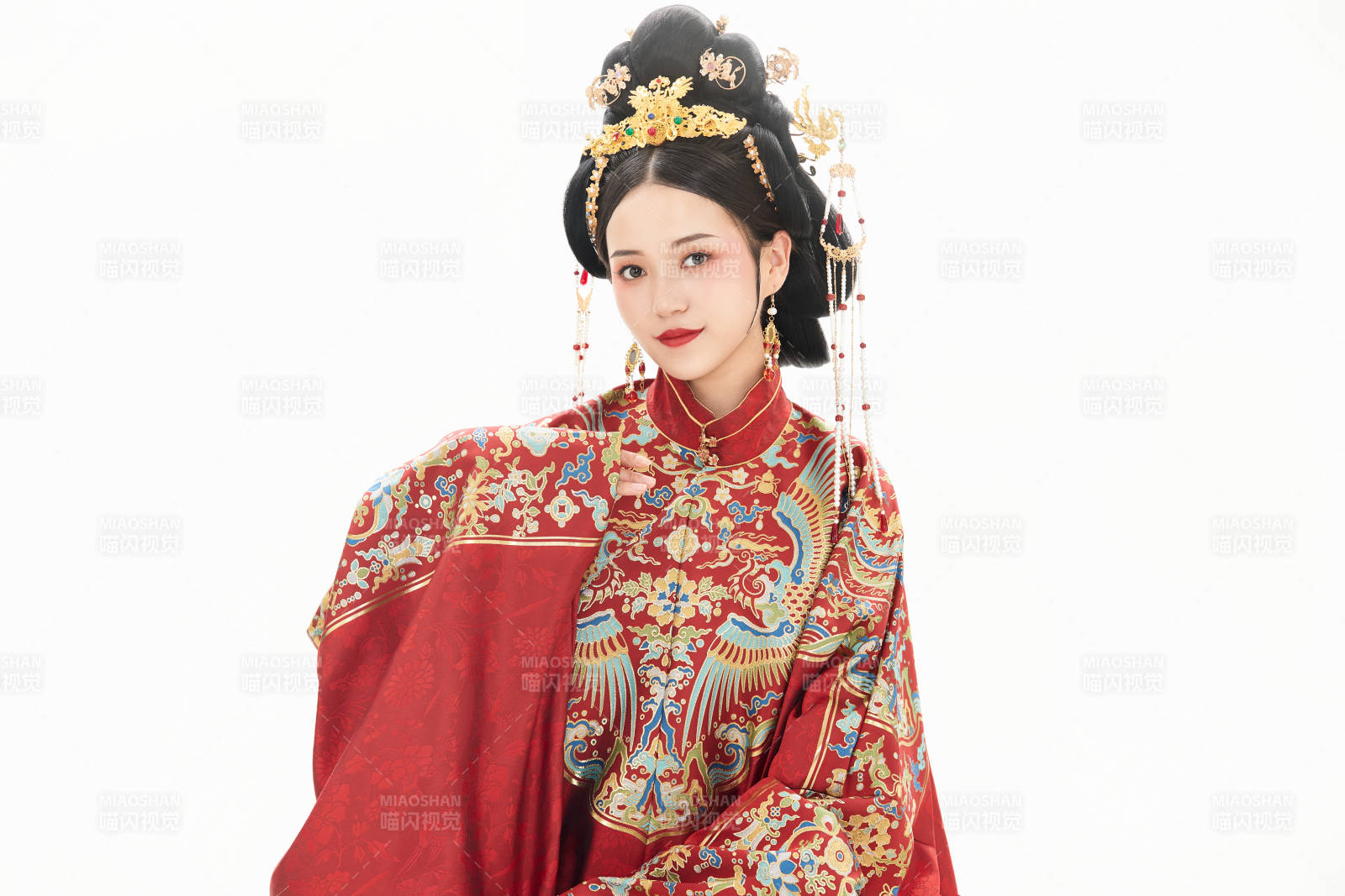 白色背景下穿着中国明朝明制汉服服饰的少女图片