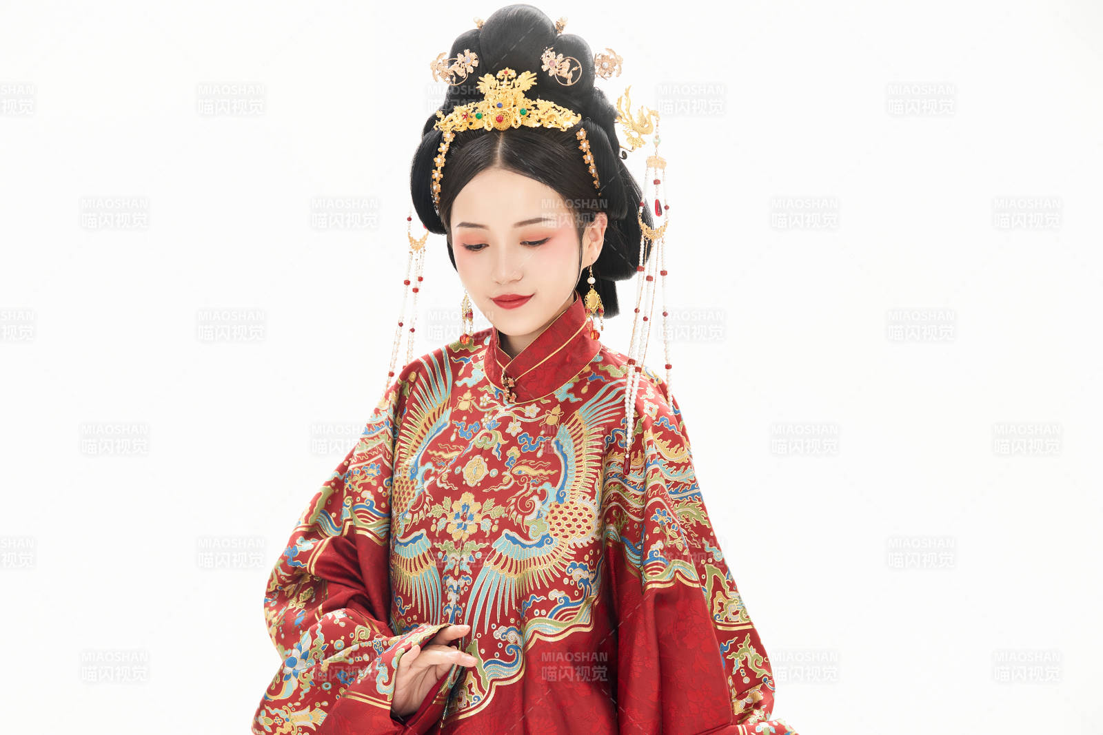 白色背景下穿著中國明朝明制漢服服飾的少女