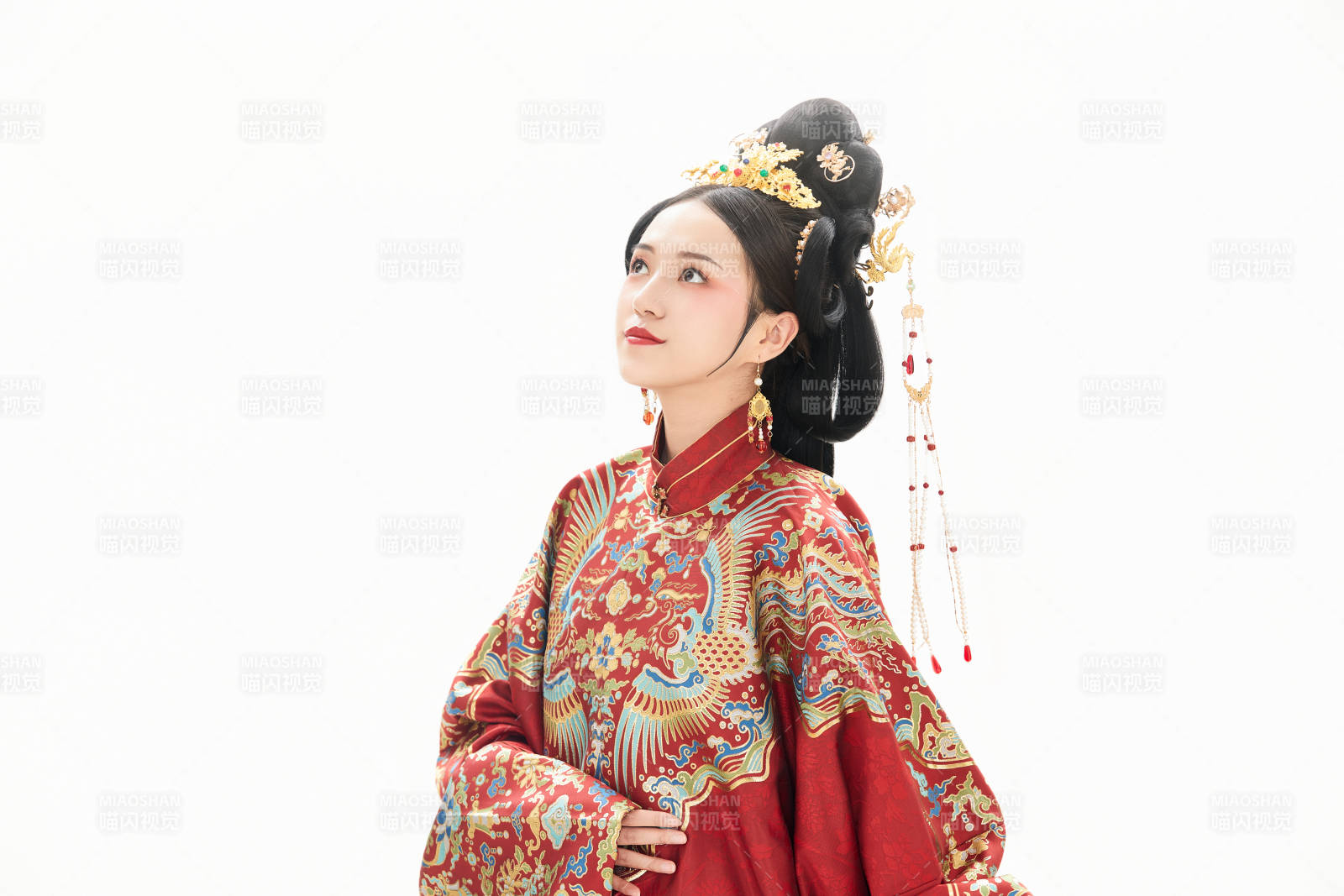 白色背景下穿着中国明朝明制汉服服饰的少女