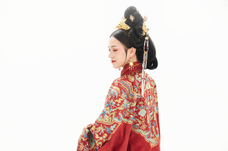 白色背景下穿著中國明朝明制漢服服飾的少女