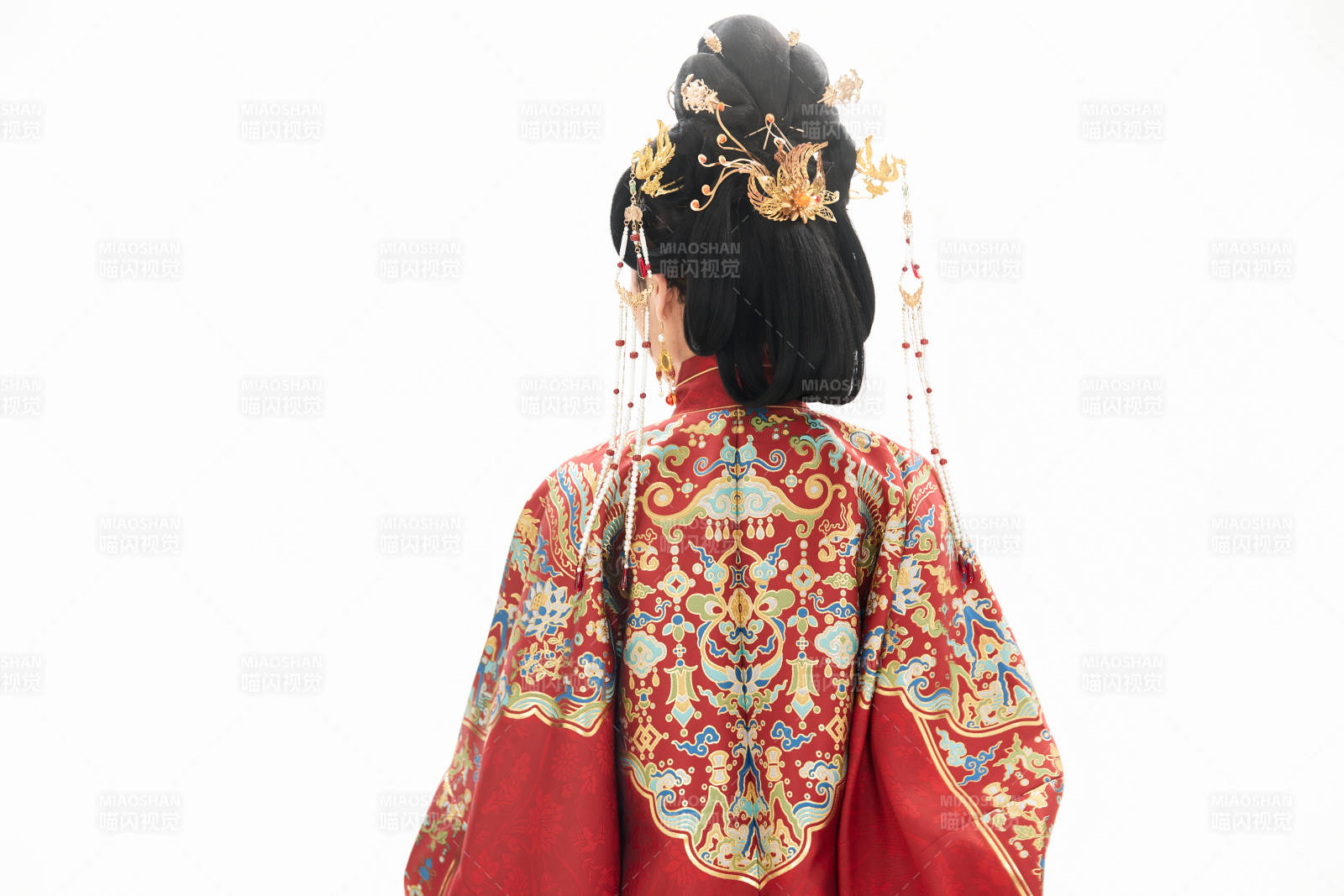 白色背景下穿著中國明朝明制漢服服飾的少女