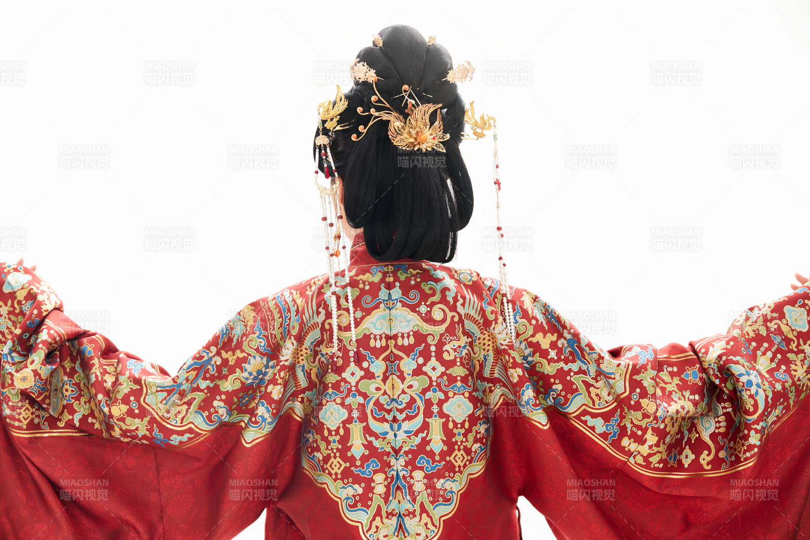 白色背景下穿著中國明朝明制漢服服飾的少女