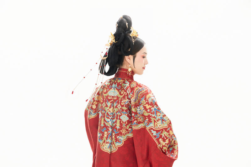 白色背景下穿着中国明朝明制汉服服饰的少女