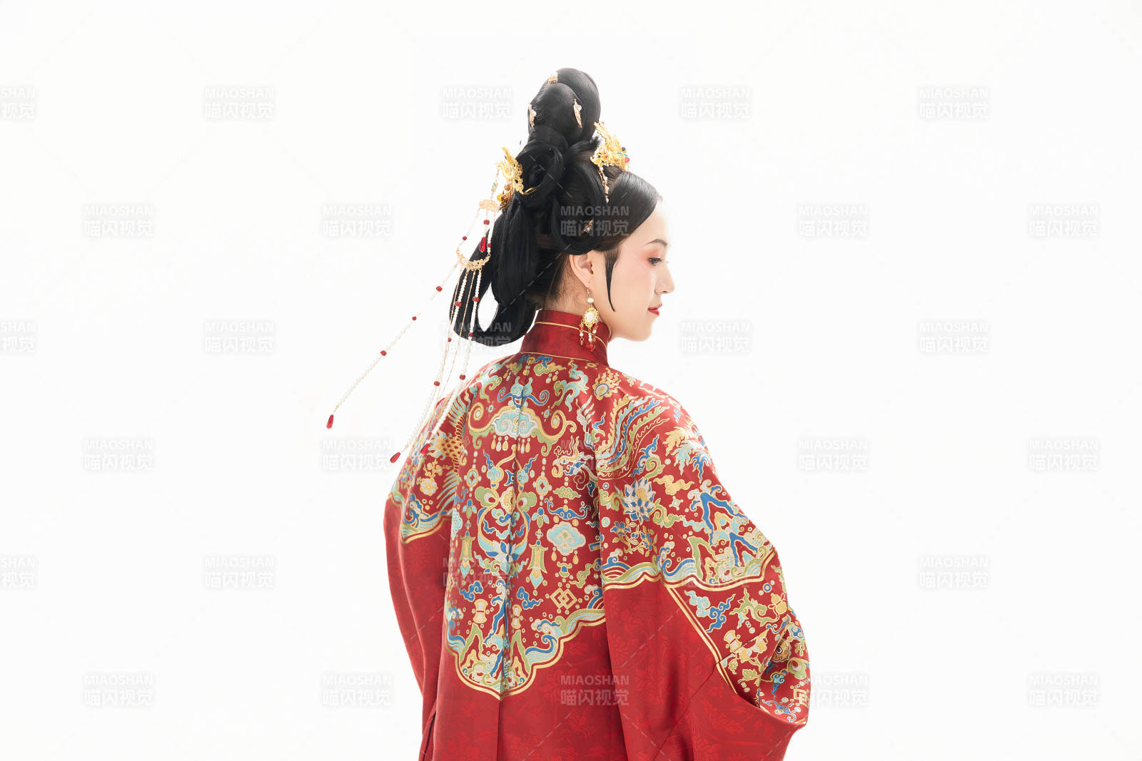 白色背景下穿着中国明朝明制汉服服饰的少女