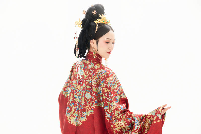 白色背景下穿著中國明朝明制漢服服飾的少女