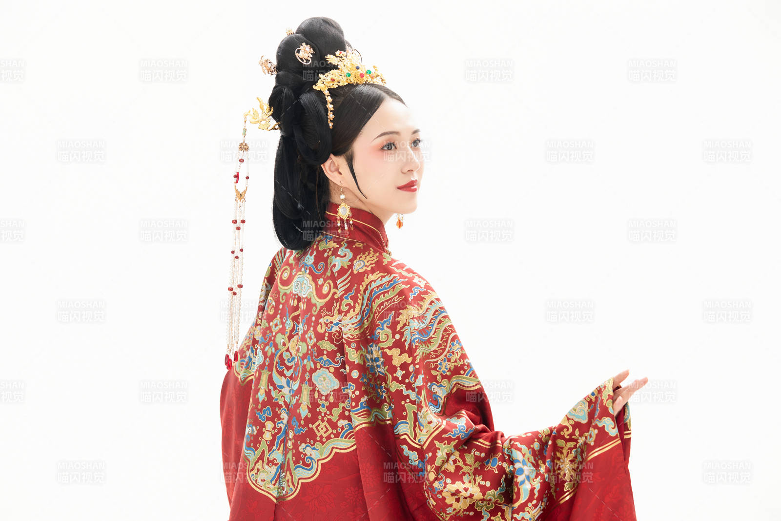 白色背景下穿著中國明朝明制漢服服飾的少女