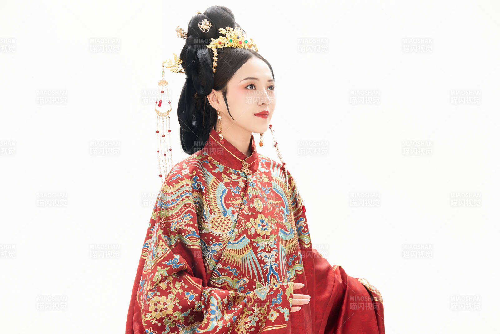 白色背景下穿著中國明朝明制漢服服飾的少女