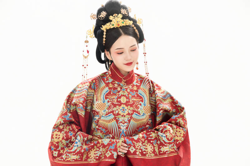 白色背景下穿着中国明朝明制汉服服饰的少女