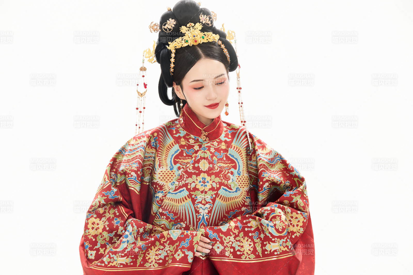 白色背景下穿著中國明朝明制漢服服飾的少女