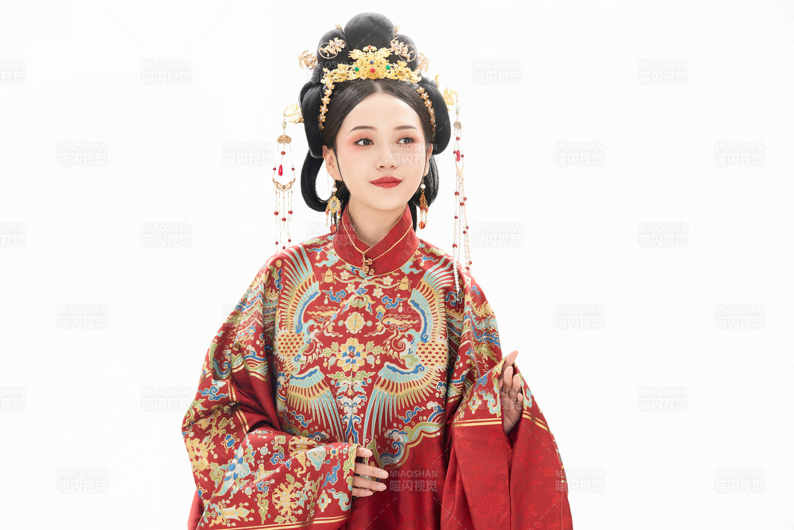 白色背景下穿著中國(guó)明朝明制漢服服飾的少女