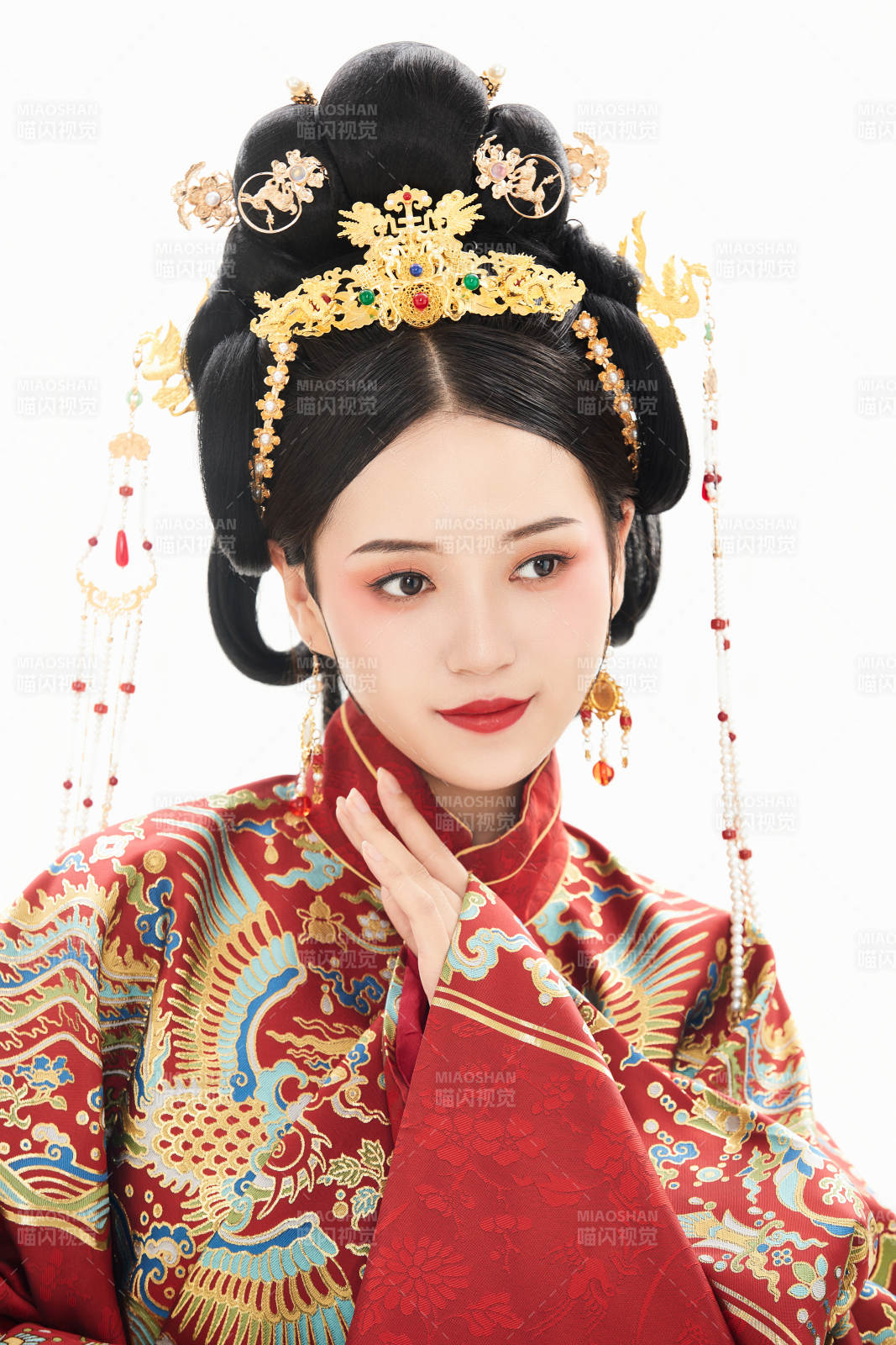 白色背景下穿著中國明朝明制漢服服飾的少女