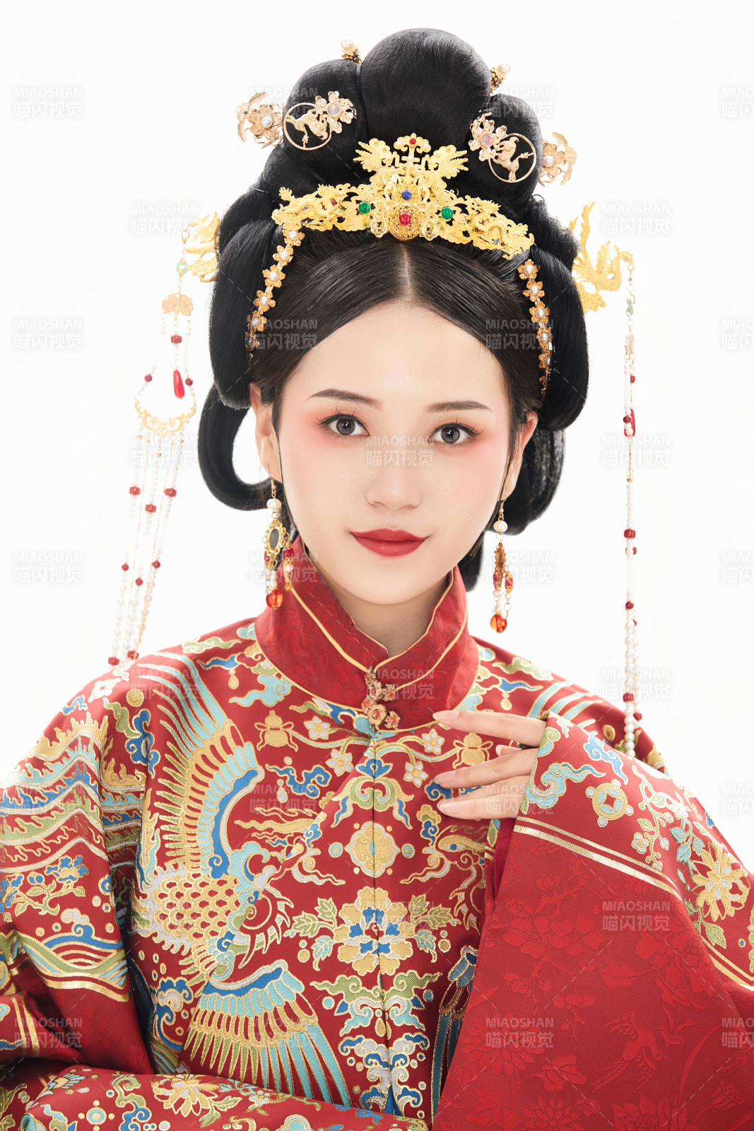 白色背景下穿著中國明朝明制漢服服飾的少女