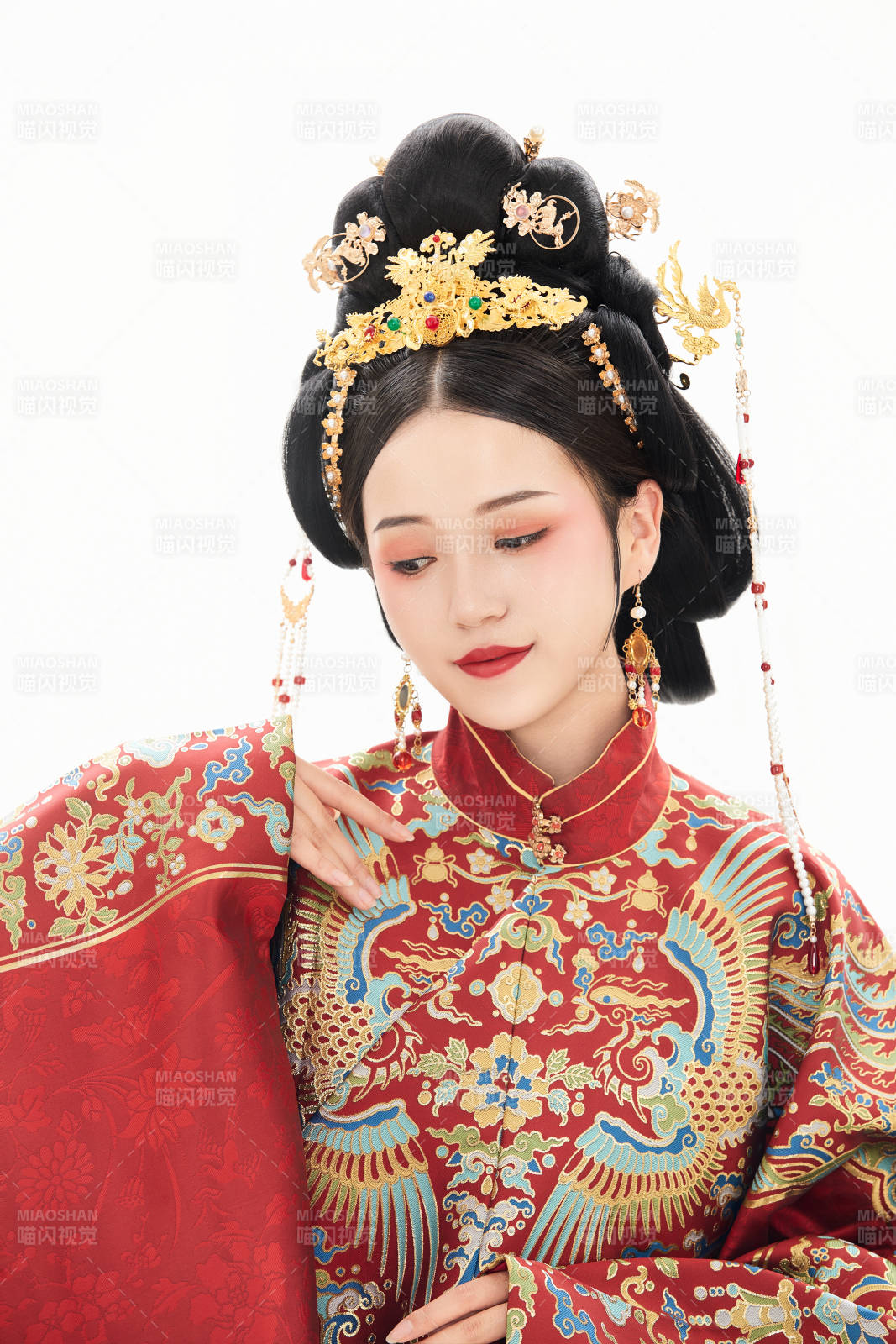 白色背景下穿著中國明朝明制漢服服飾的少女