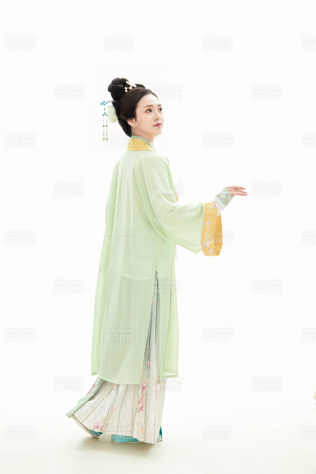 白色背景下穿著南北宋朝漢服的少女
