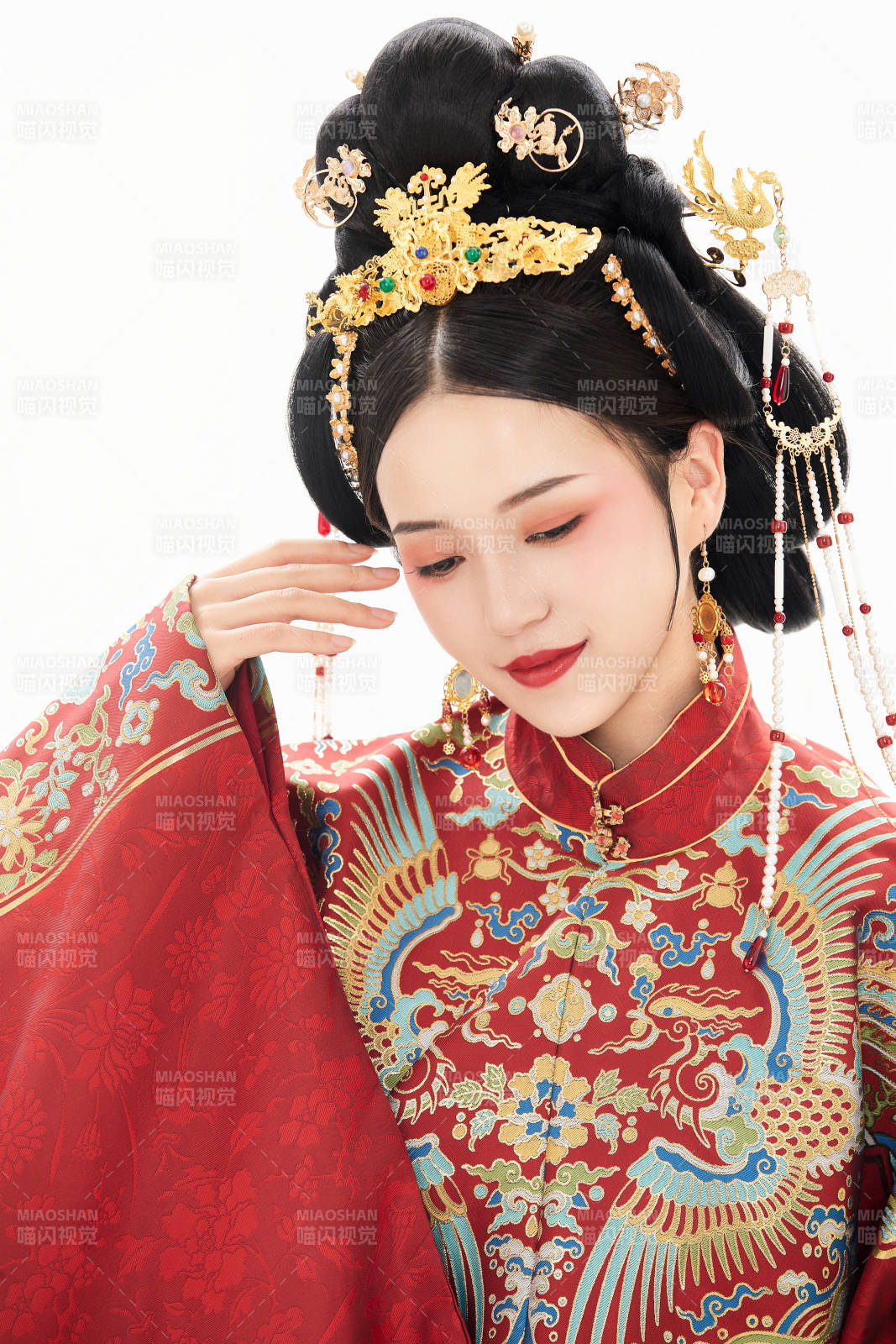 白色背景下穿著中國明朝明制漢服服飾的少女