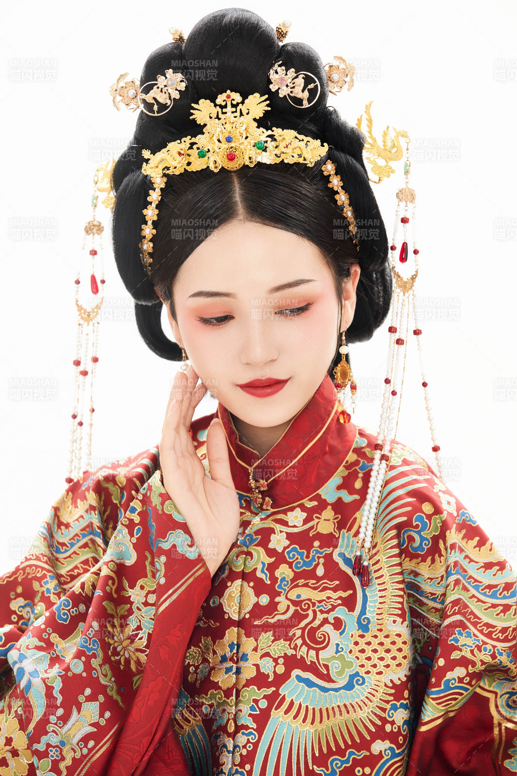 白色背景下穿著中國(guó)明朝明制漢服服飾的少女