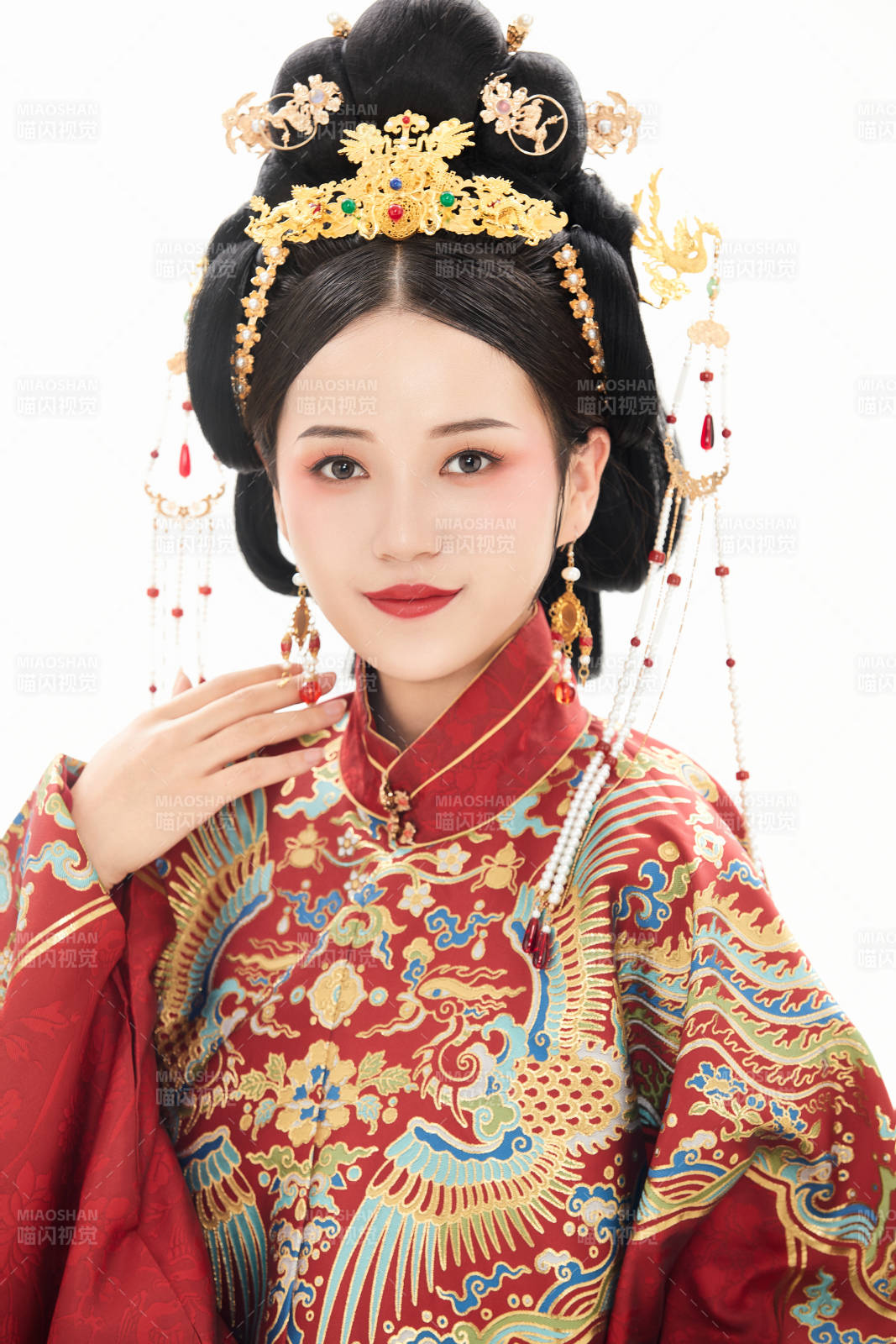 白色背景下穿著中國(guó)明朝明制漢服服飾的少女