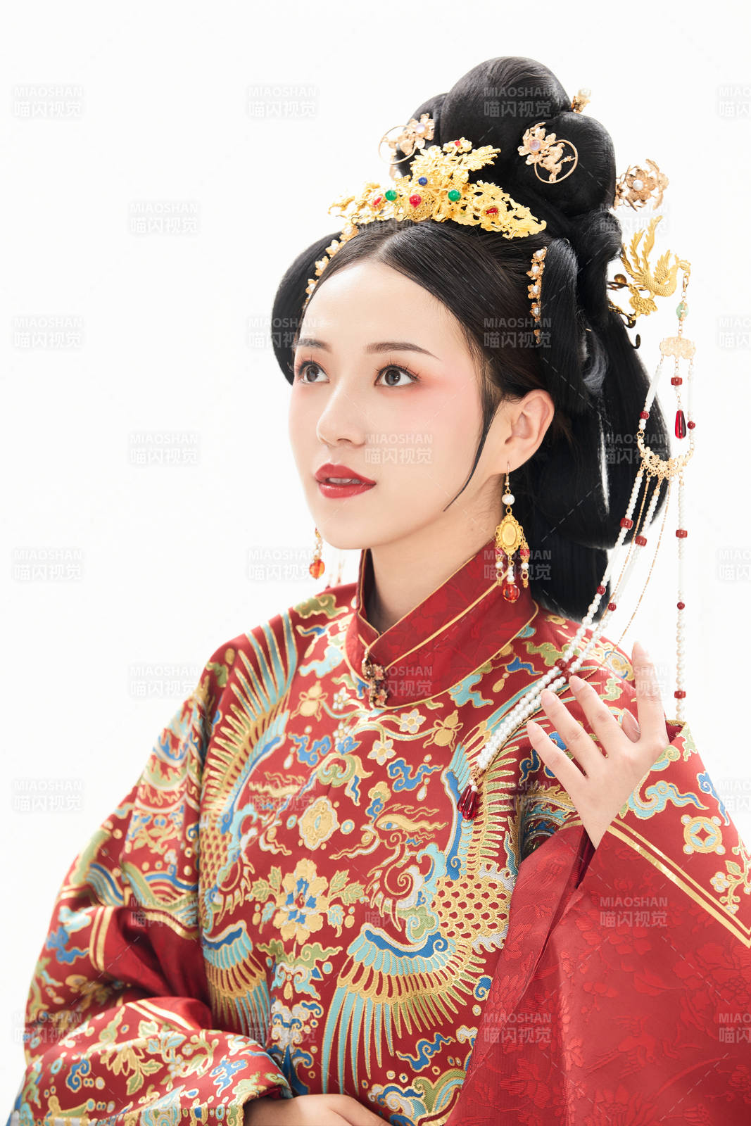 白色背景下穿着中国明朝明制汉服服饰的少女