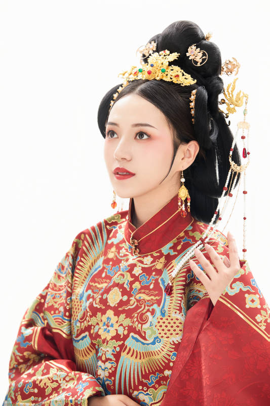 白色背景下穿著中國明朝明制漢服服飾的少女