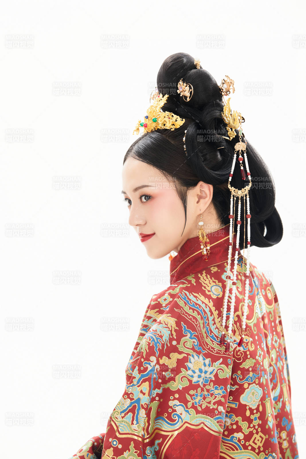 白色背景下穿著中國明朝明制漢服服飾的少女