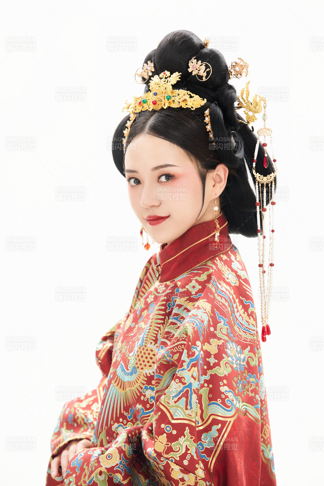 白色背景下穿著中國明朝明制漢服服飾的少女