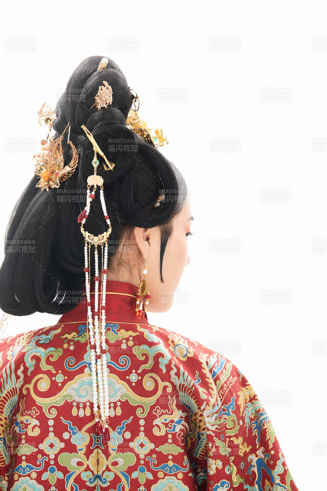 白色背景下穿著中國明朝明制漢服服飾的少女