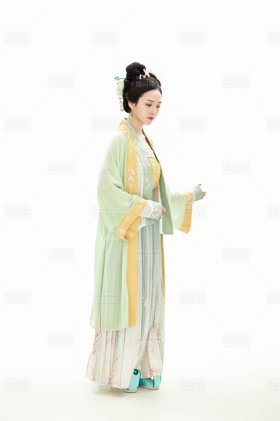 白色背景下穿着南北宋朝汉服的少女图片