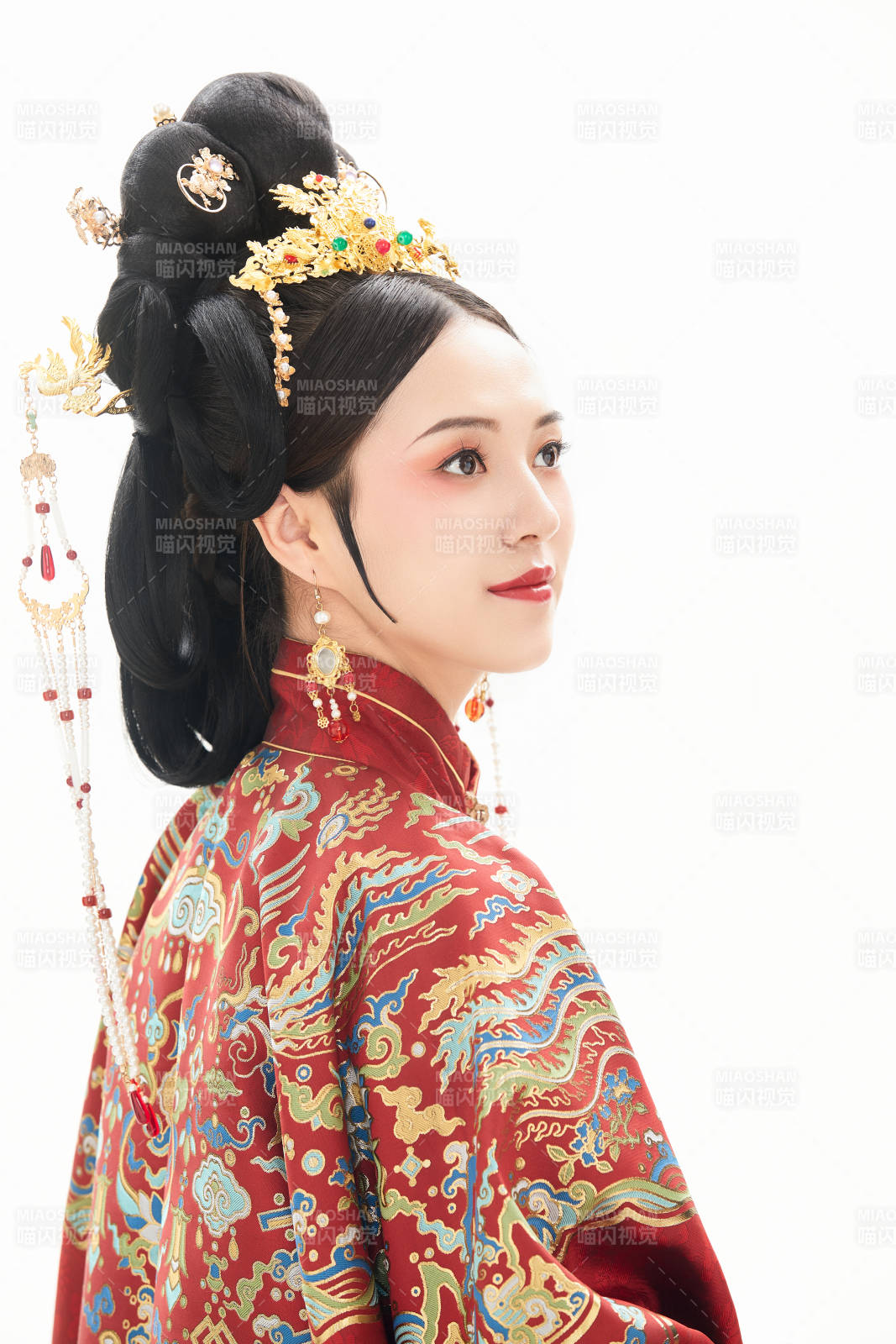 白色背景下穿著中國(guó)明朝明制漢服服飾的少女