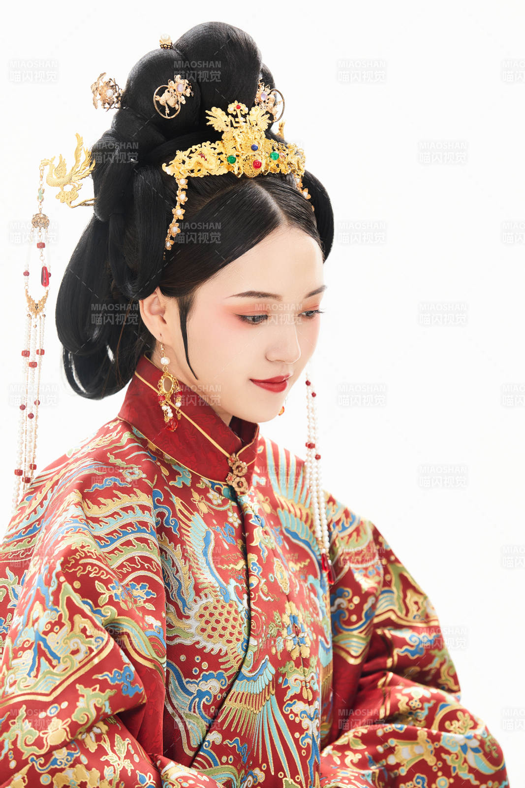 白色背景下穿著中國明朝明制漢服服飾的少女