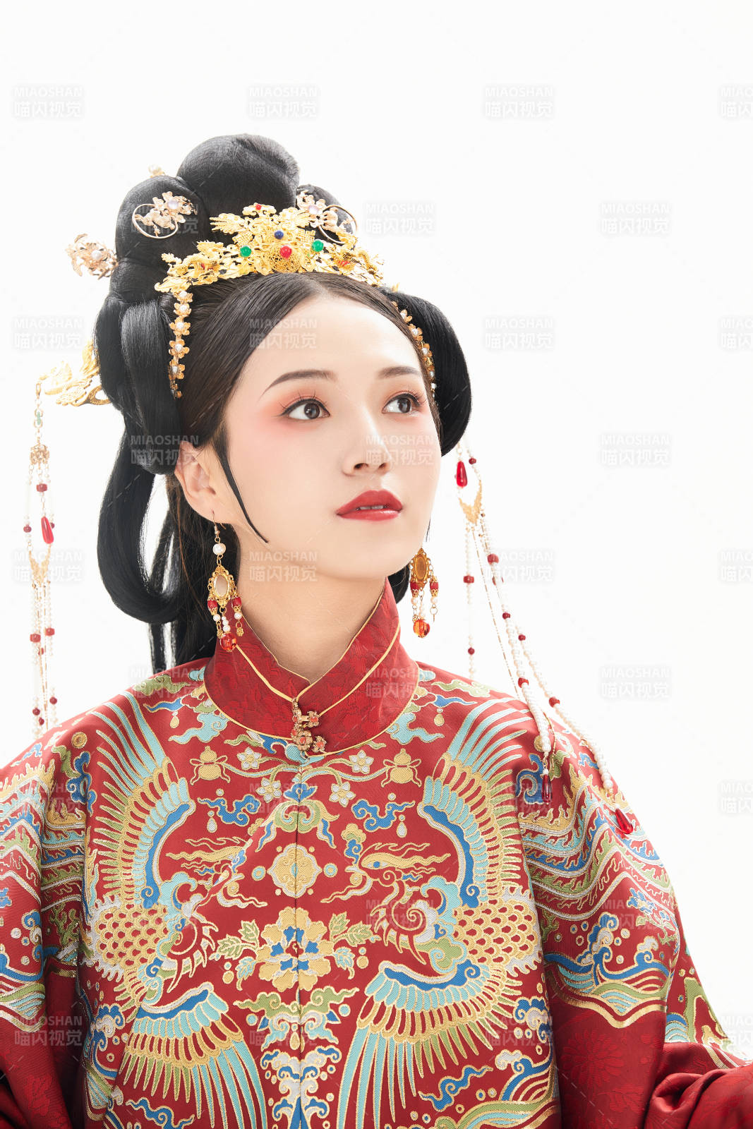 白色背景下穿著中國明朝明制漢服服飾的少女