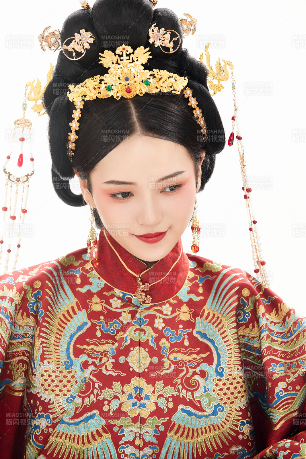 白色背景下穿著中國明朝明制漢服服飾的少女