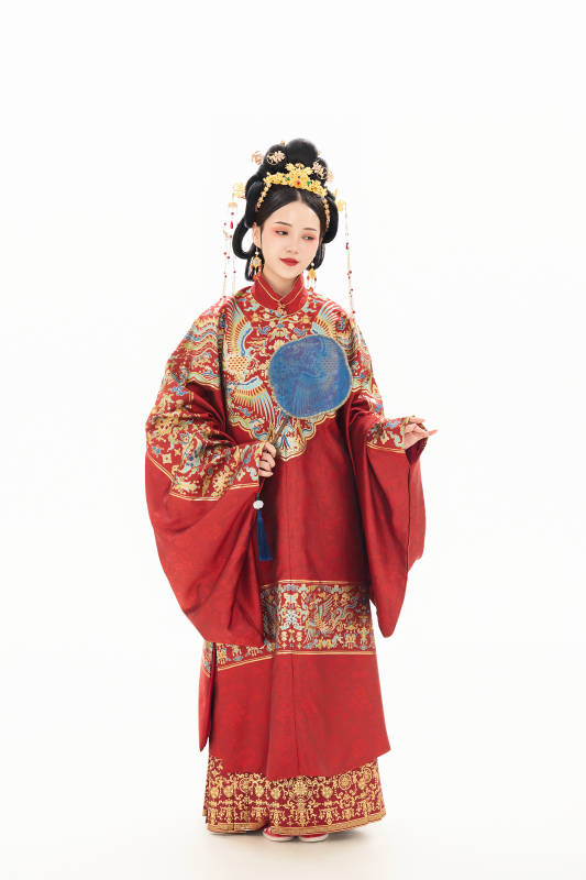 白色背景下穿著中國明朝明制漢服服飾的少女