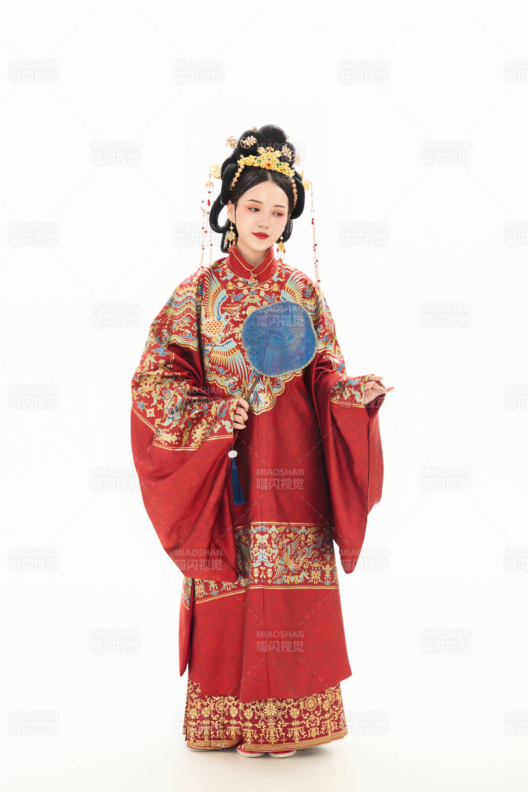 白色背景下穿着中国明朝明制汉服服饰的少女