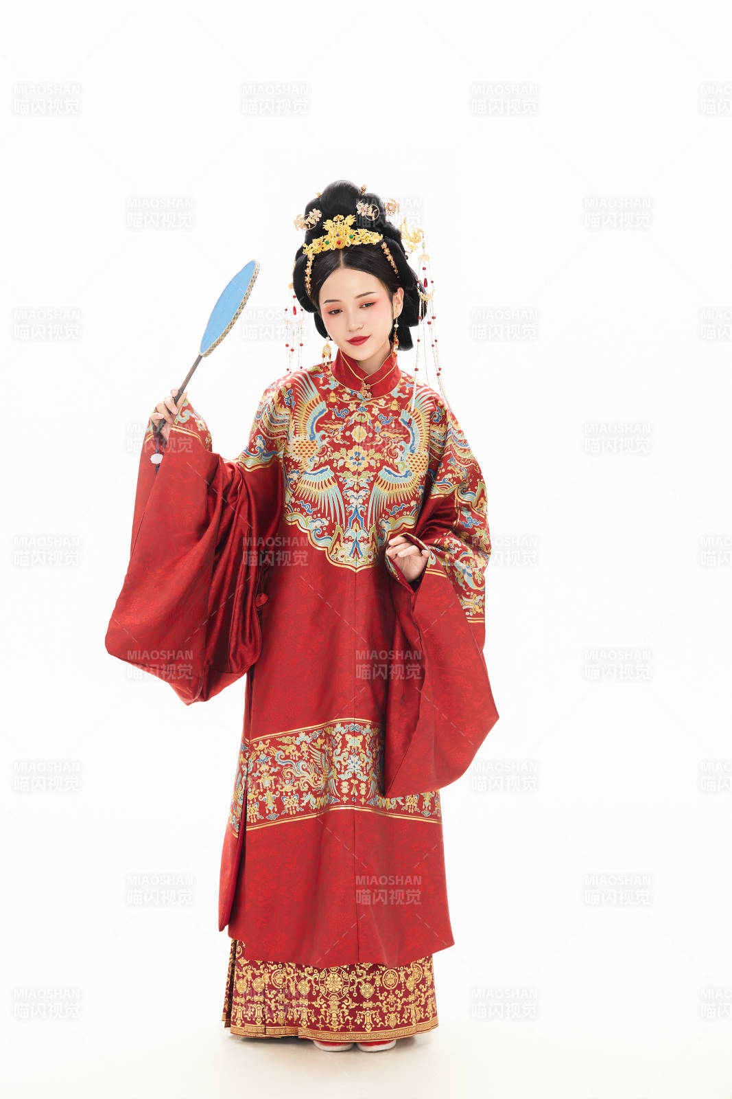 白色背景下穿著中國明朝明制漢服服飾的少女