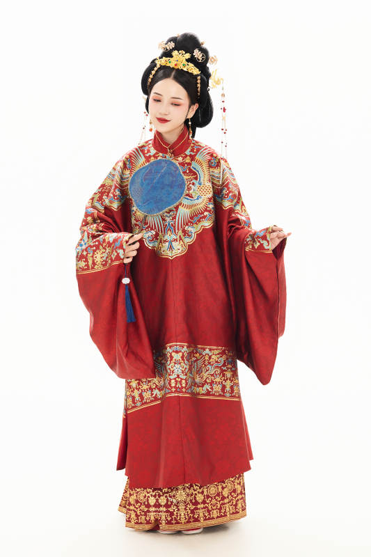 白色背景下穿着中国明朝明制汉服服饰的少女