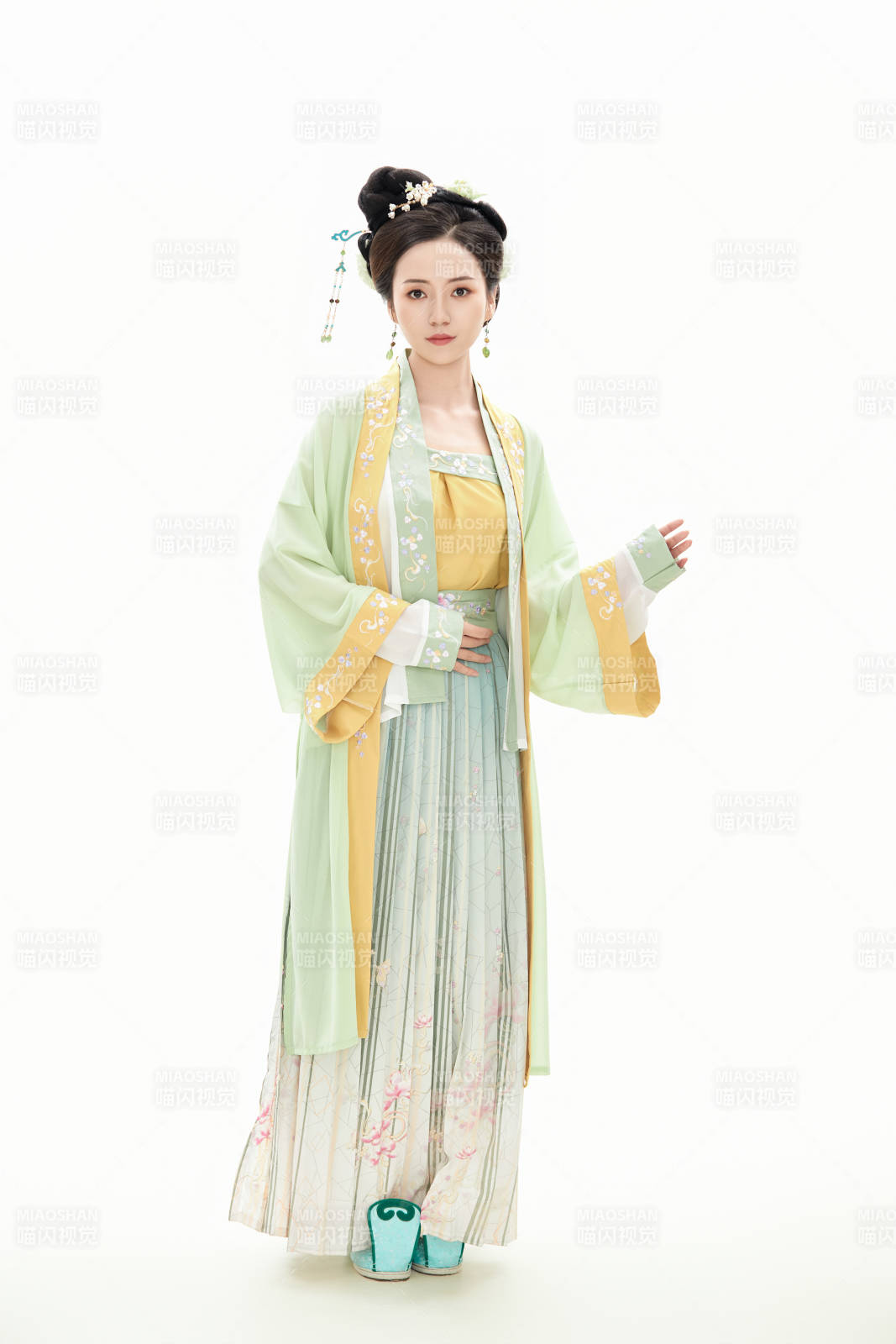 白色背景下穿着南北宋朝汉服的少女图片