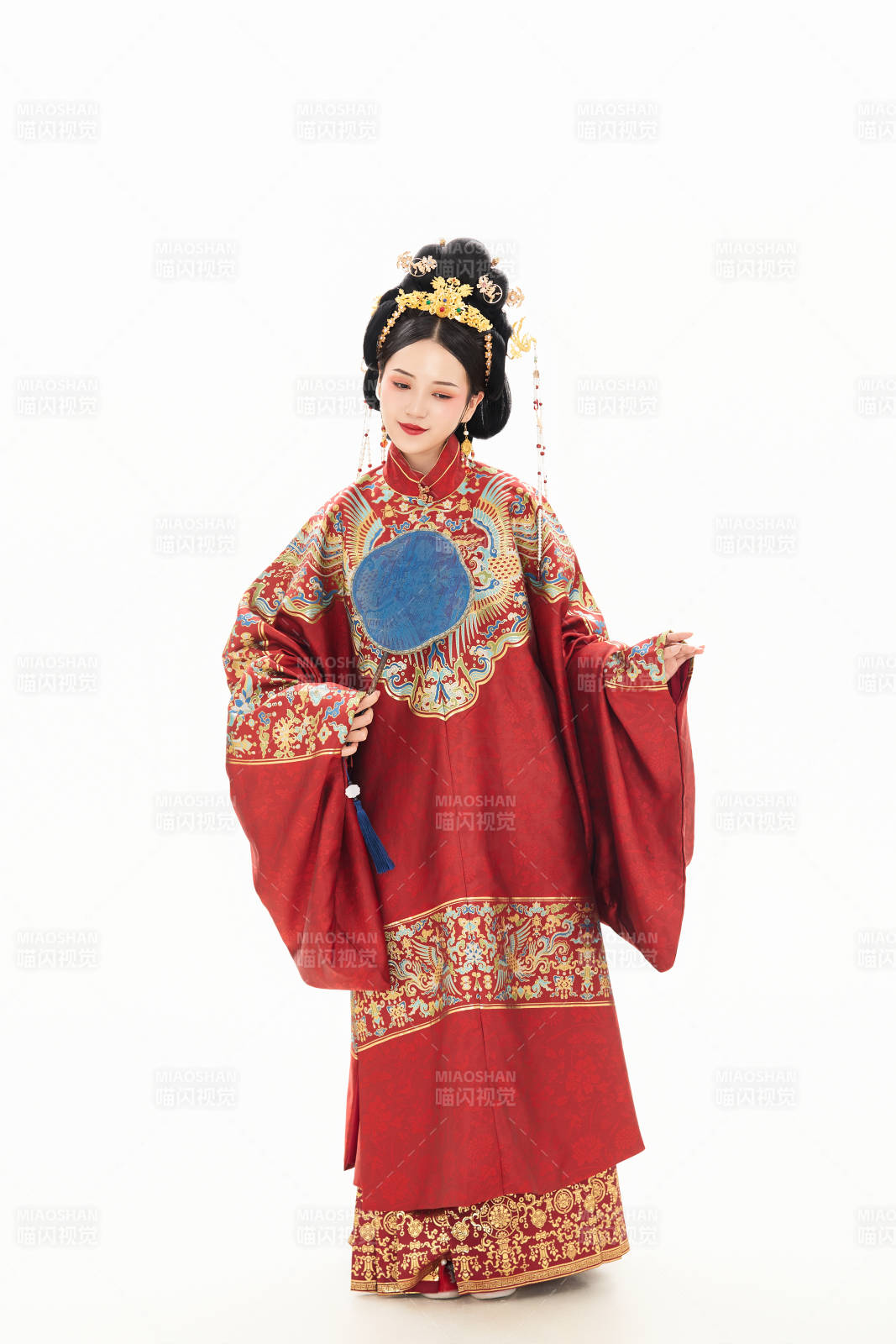 白色背景下穿著中國明朝明制漢服服飾的少女