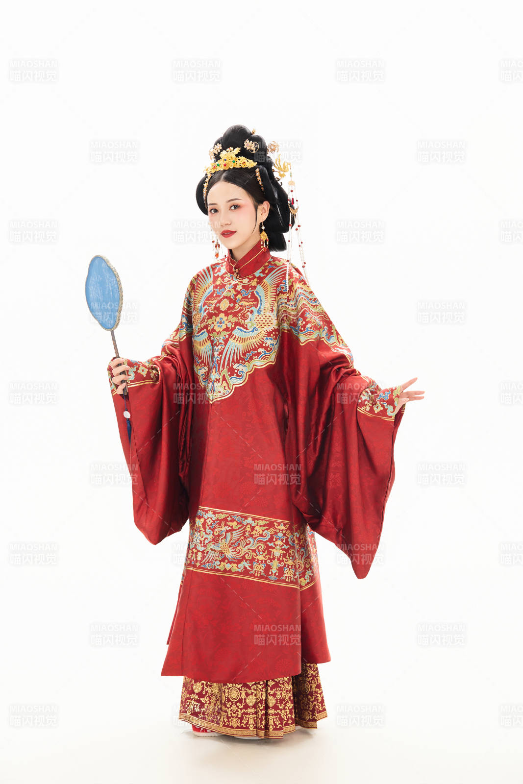 白色背景下穿著中國明朝明制漢服服飾的少女