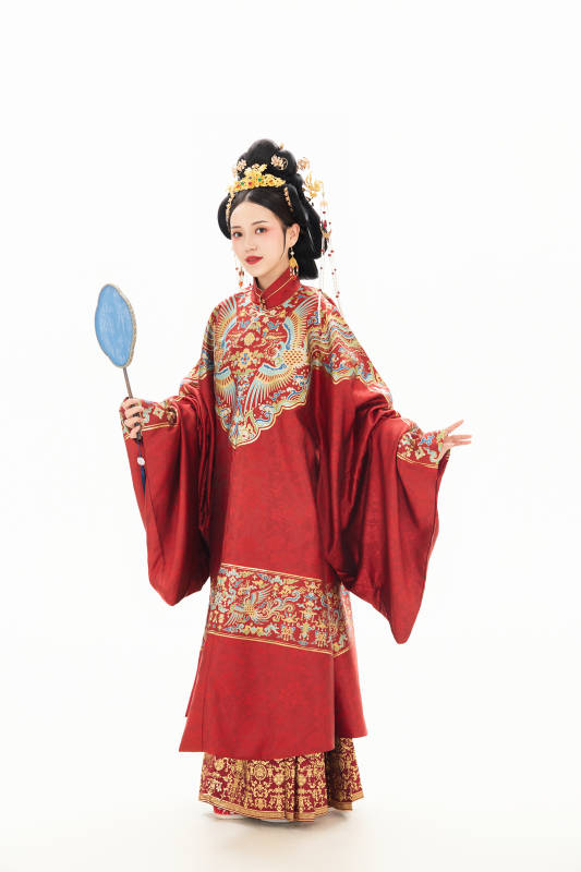 白色背景下穿著中國明朝明制漢服服飾的少女