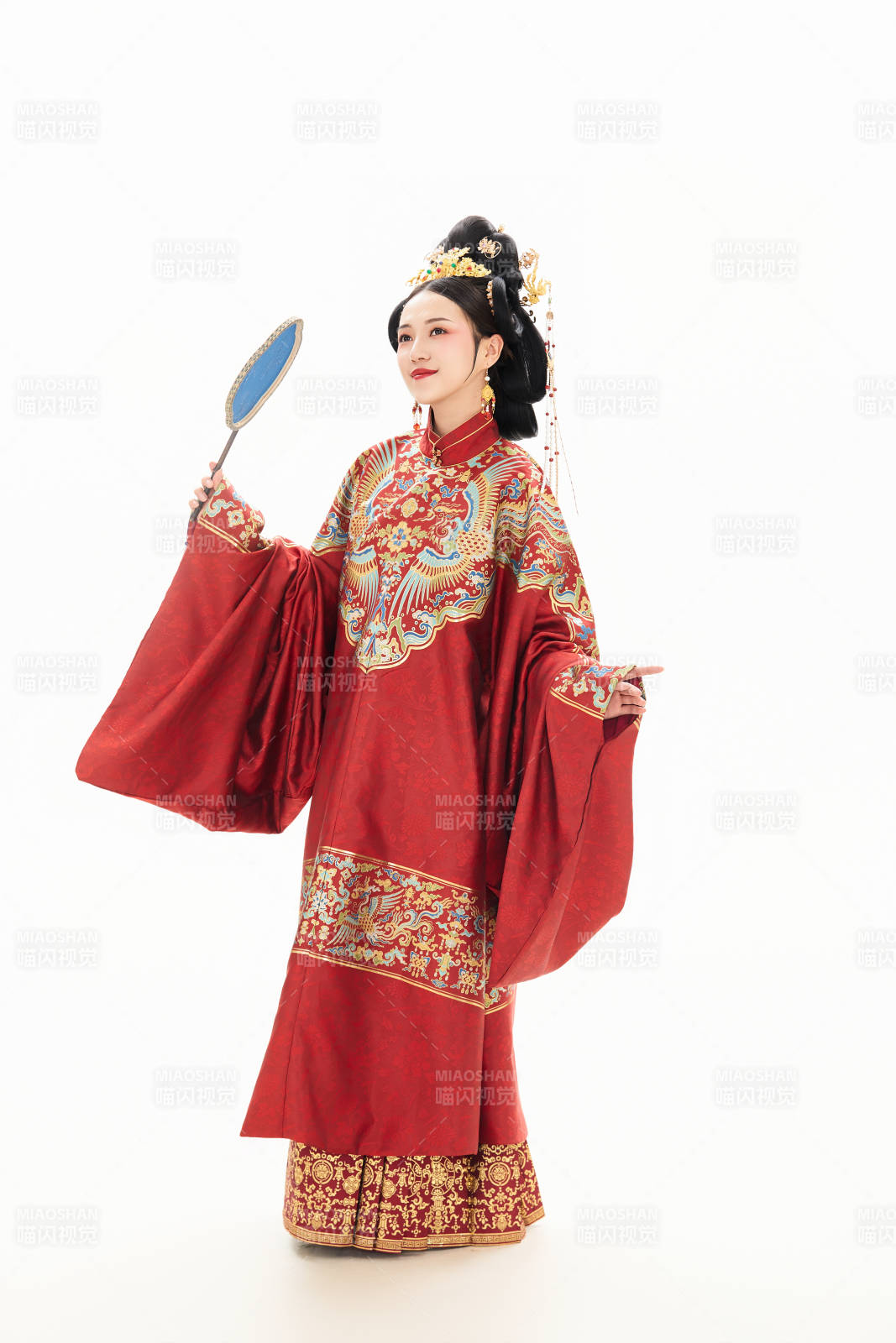 白色背景下穿着中国明朝明制汉服服饰的少女