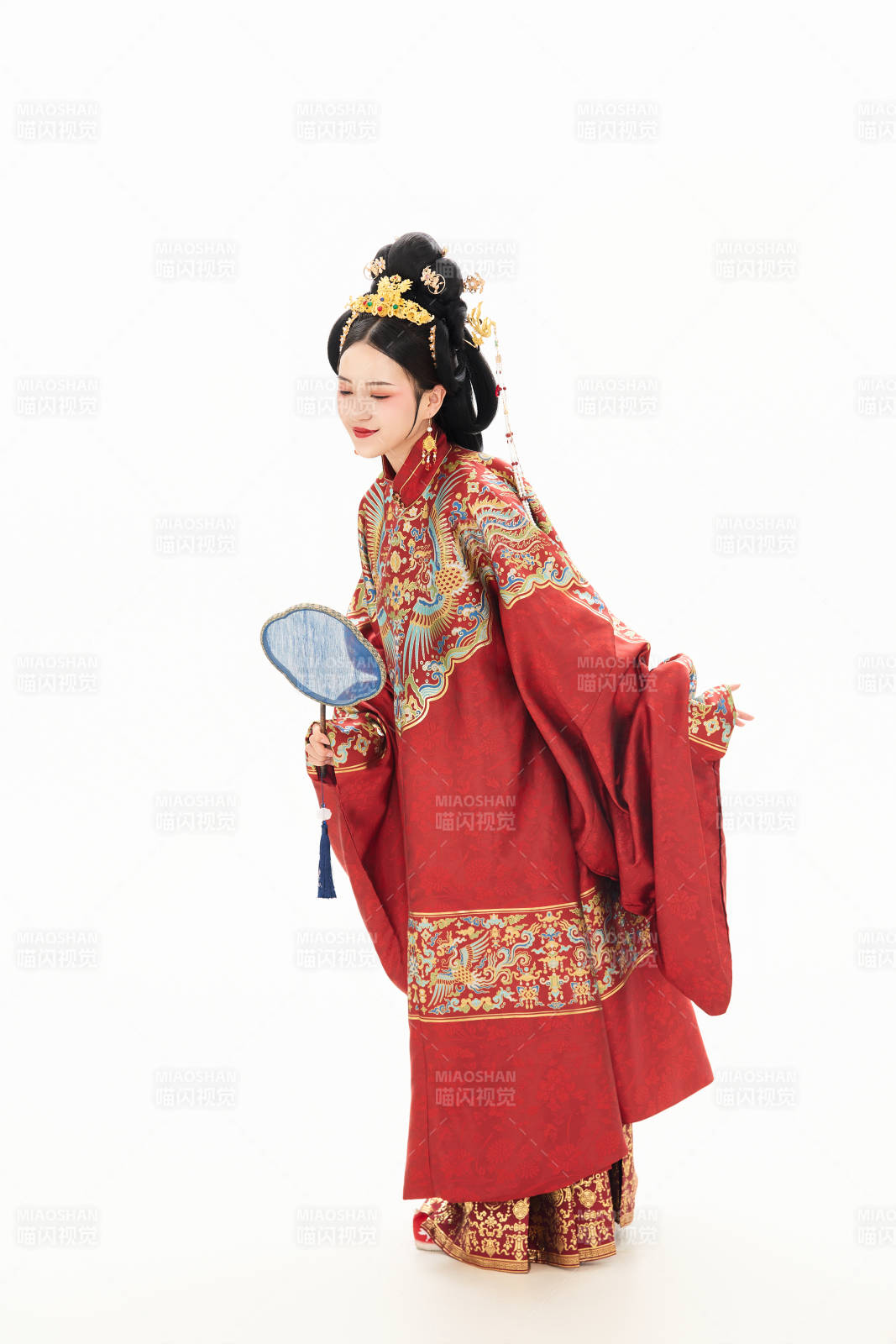 白色背景下穿着中国明朝明制汉服服饰的少女