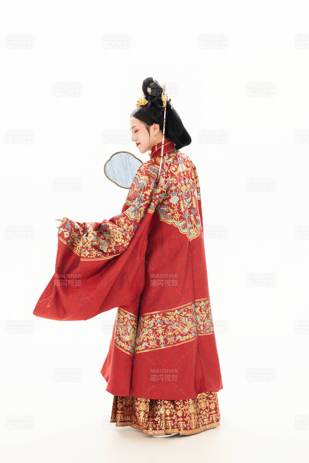 白色背景下穿着中国明朝明制汉服服饰的少女