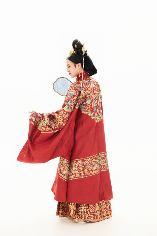 白色背景下穿著中國明朝明制漢服服飾的少女