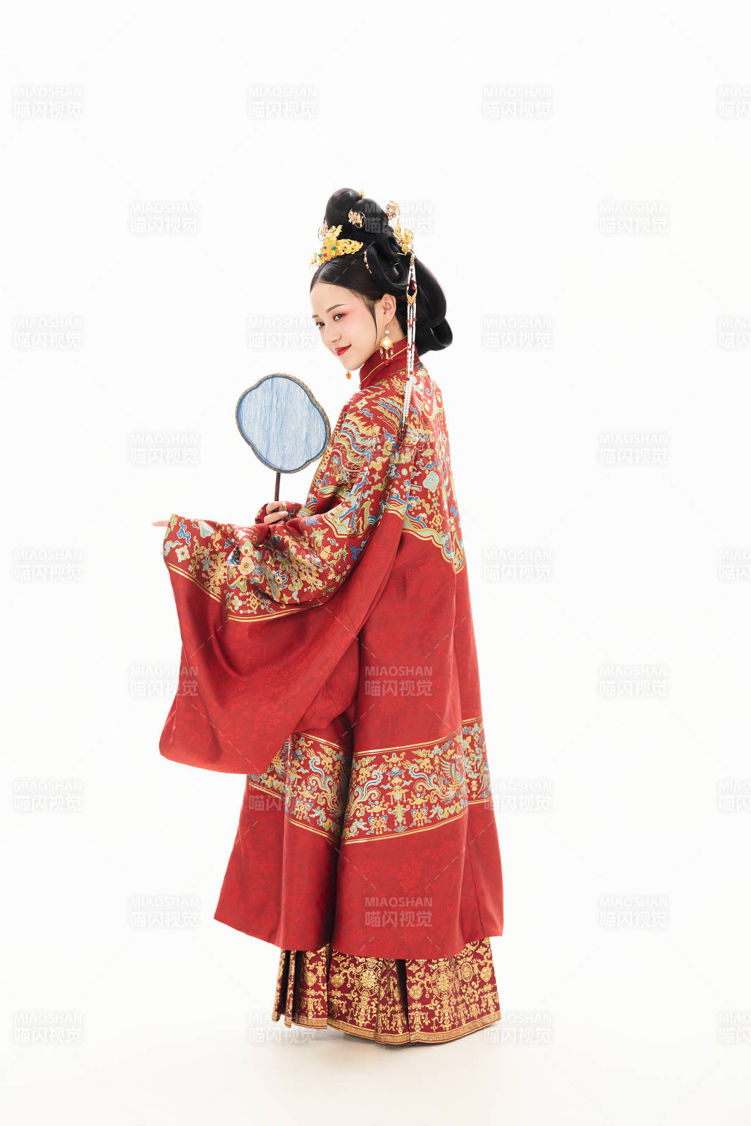 白色背景下穿着中国明朝明制汉服服饰的少女