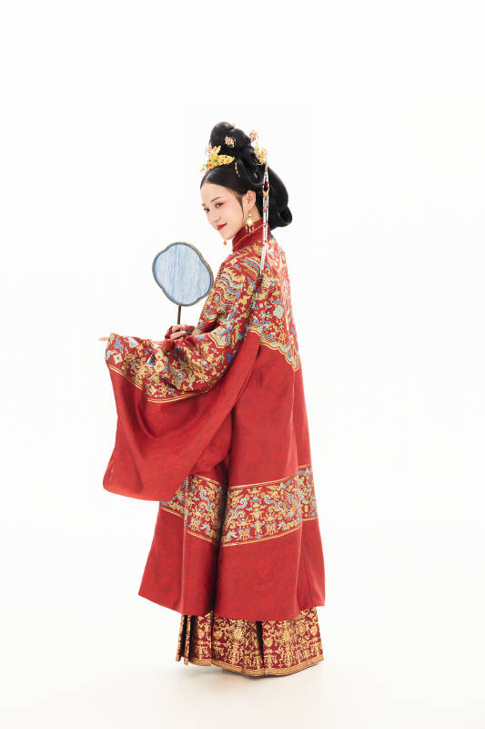 白色背景下穿著中國明朝明制漢服服飾的少女