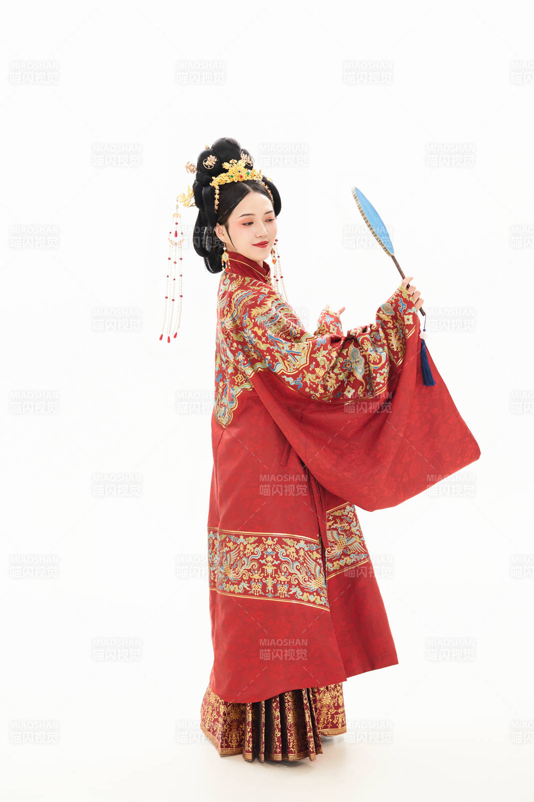 白色背景下穿著中國明朝明制漢服服飾的少女